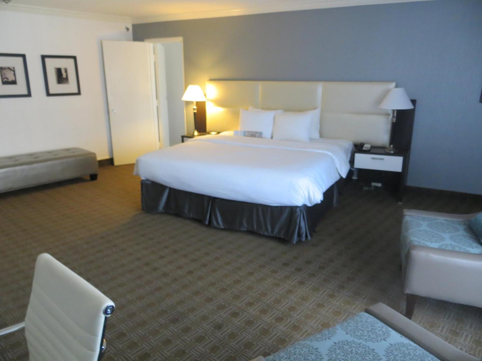 Toronto Don Valley Hotel And Suites Room photo