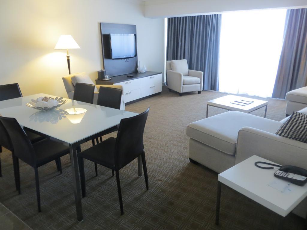 Toronto Don Valley Hotel And Suites Room photo