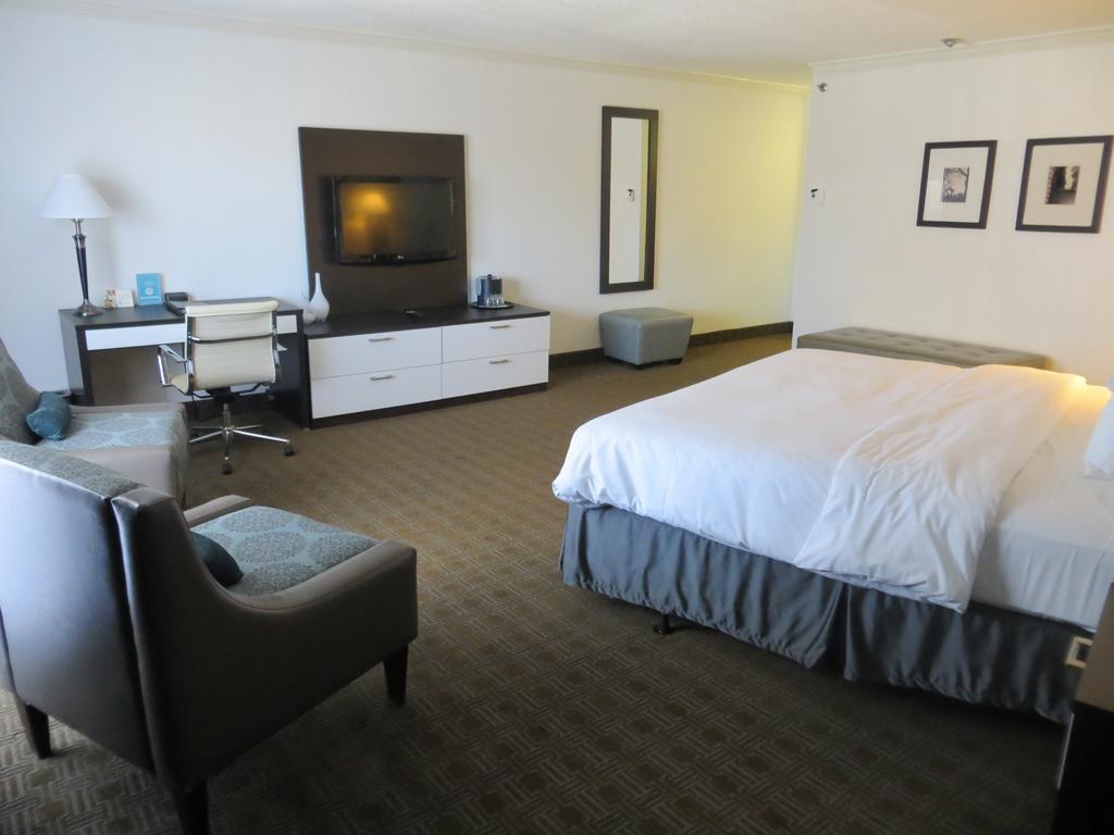 Toronto Don Valley Hotel And Suites Room photo