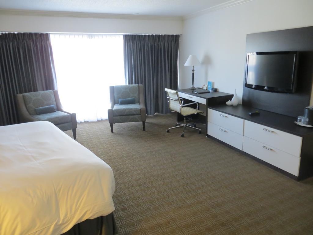 Toronto Don Valley Hotel And Suites Room photo